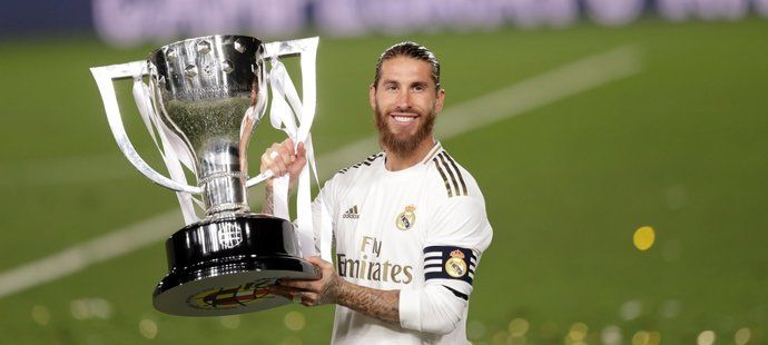 Madridský kapitán Sergio Ramos pózuje s trofejí pro mistry Španělska