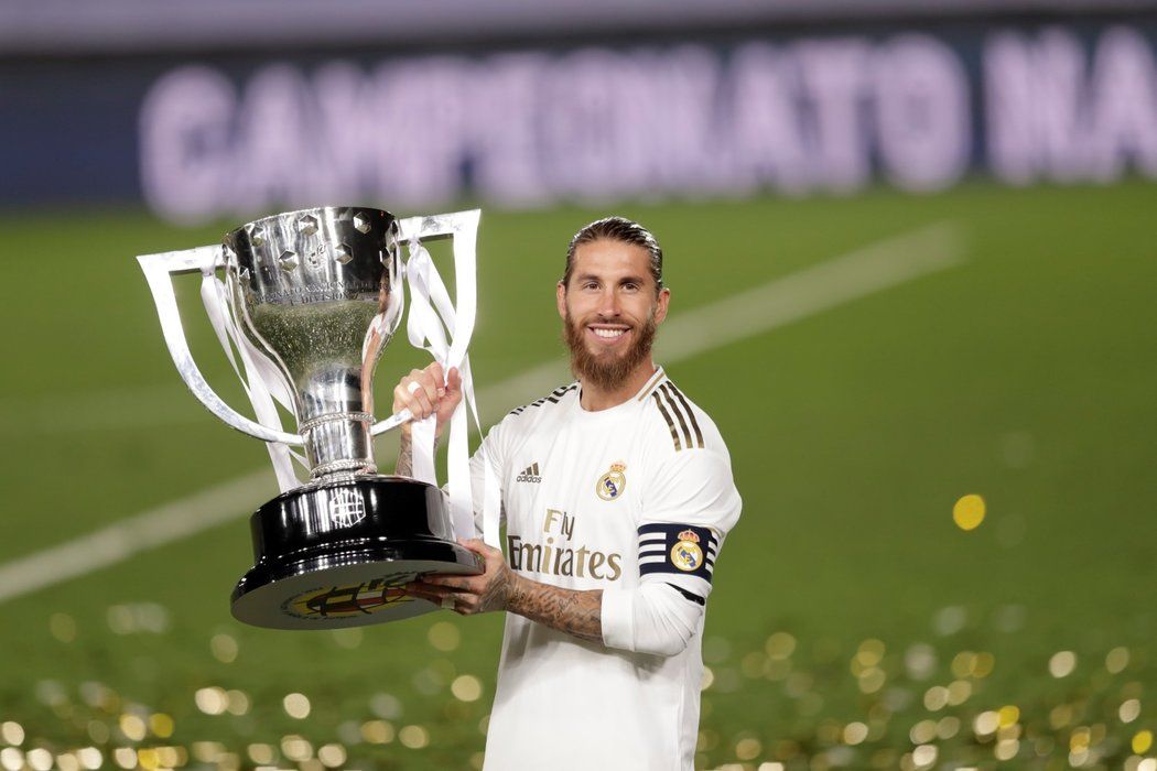 Madridský kapitán Sergio Ramos pózuje s trofejí pro mistry Španělska