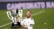 Madridský kapitán Sergio Ramos pózuje s trofejí pro mistry Španělska