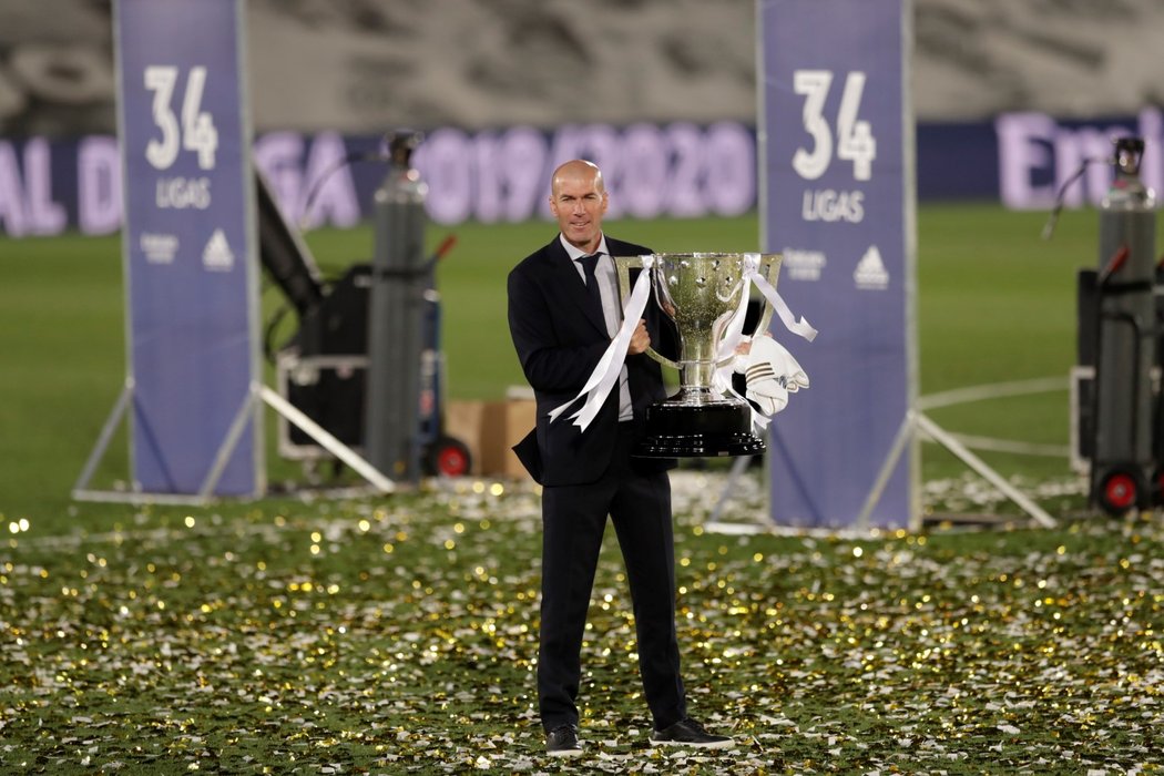 Zinedine Zidane odchází s pohárem, Real získal titul už před posledním kolem španělské ligy