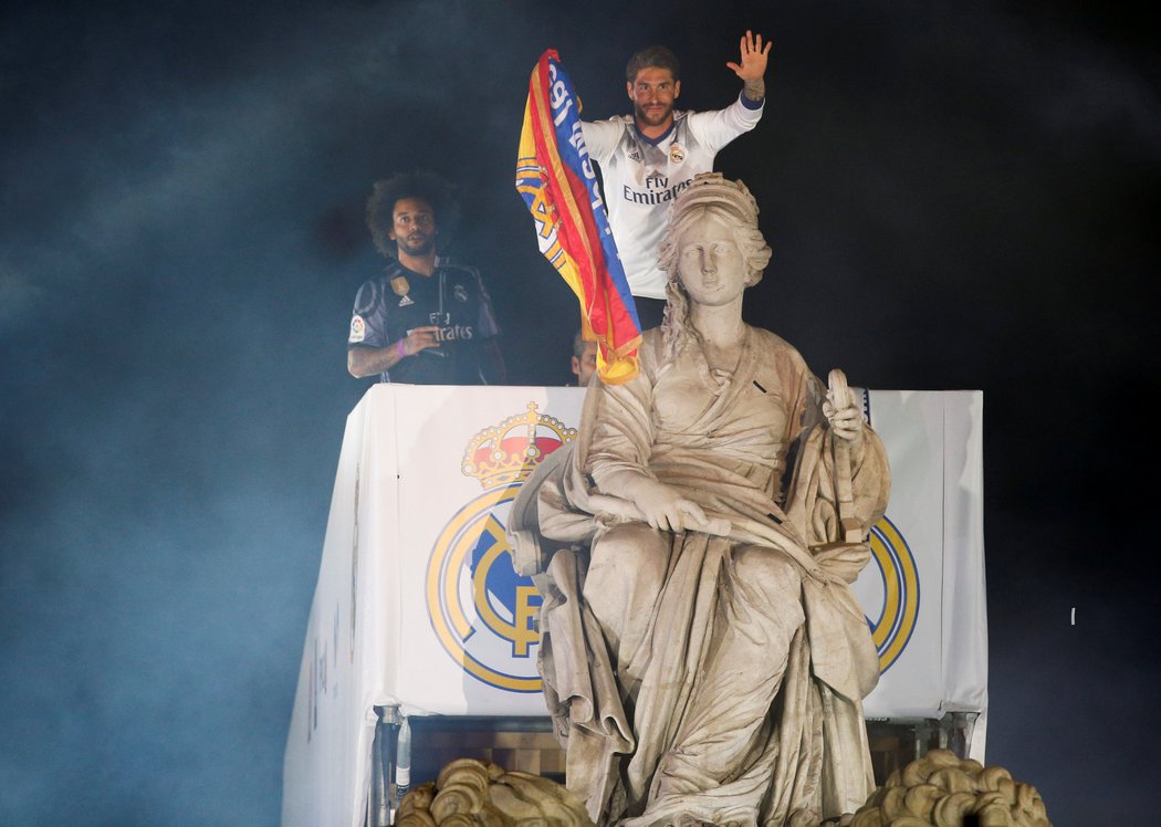 Sergio Ramos zdraví slavící fanoušky na Plaza de Cibeles po zisku titulu