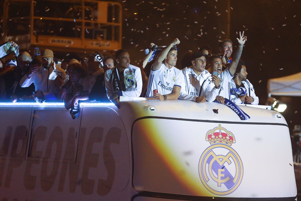 Campeones! Fotbalisté Realu v euforii po zisku titulu přijíždí za slavícími fanoušky na Plaza de Cibeles