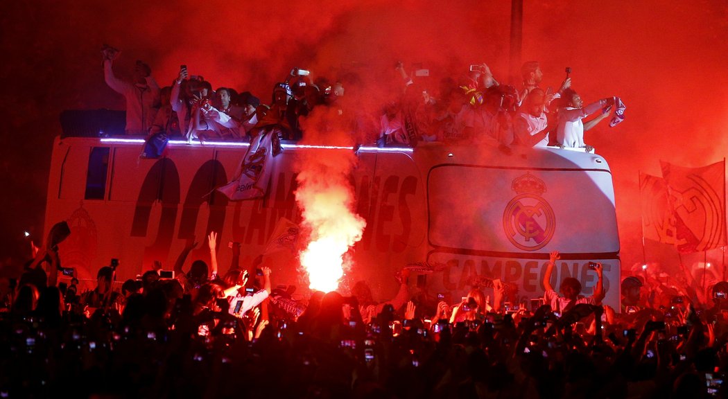 Divoké oslavy titulu Realu Madrid na náměstí Cibeles