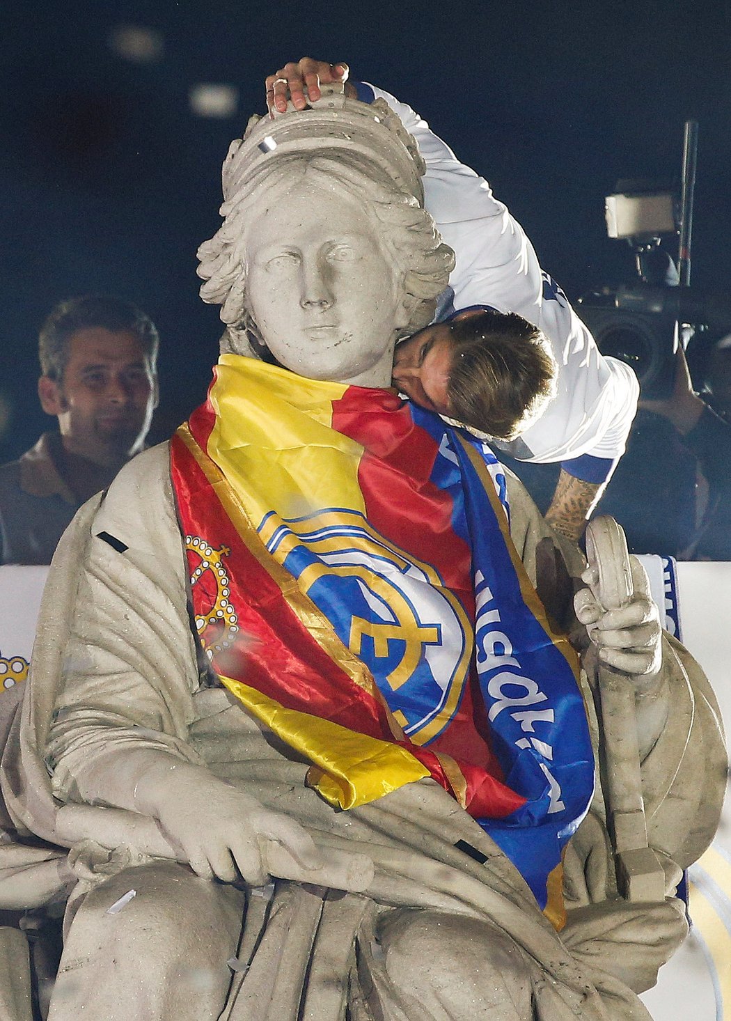 Tradiční rituál líbání a oblékání sochy na náměstí Cibeles, v hlavní roli tentokrát Marcelo