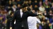 Trenér Realu Madrid Santiago Solari udílí hráčům pokyny