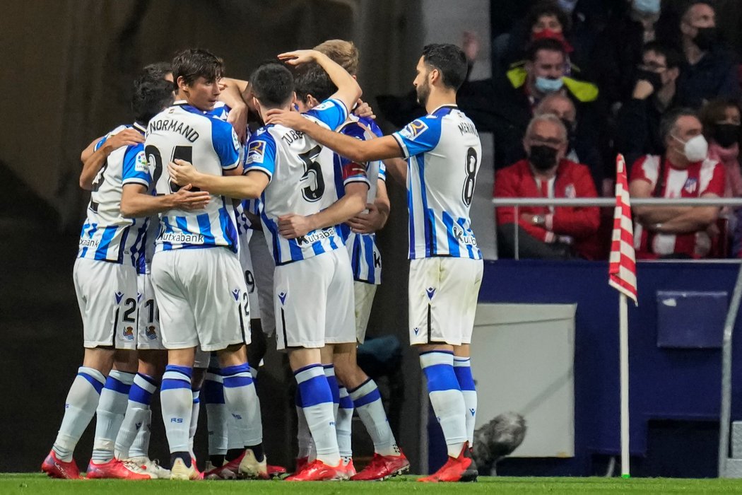 Fotbalisté Realu Sociedad se radují ze vstřelené branky do sítě Atlétika Madrid