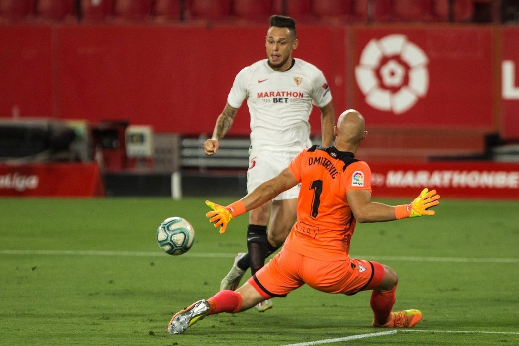 Útočník Sevilly Lucas Ocampos dává gól v utkání s Eibarem