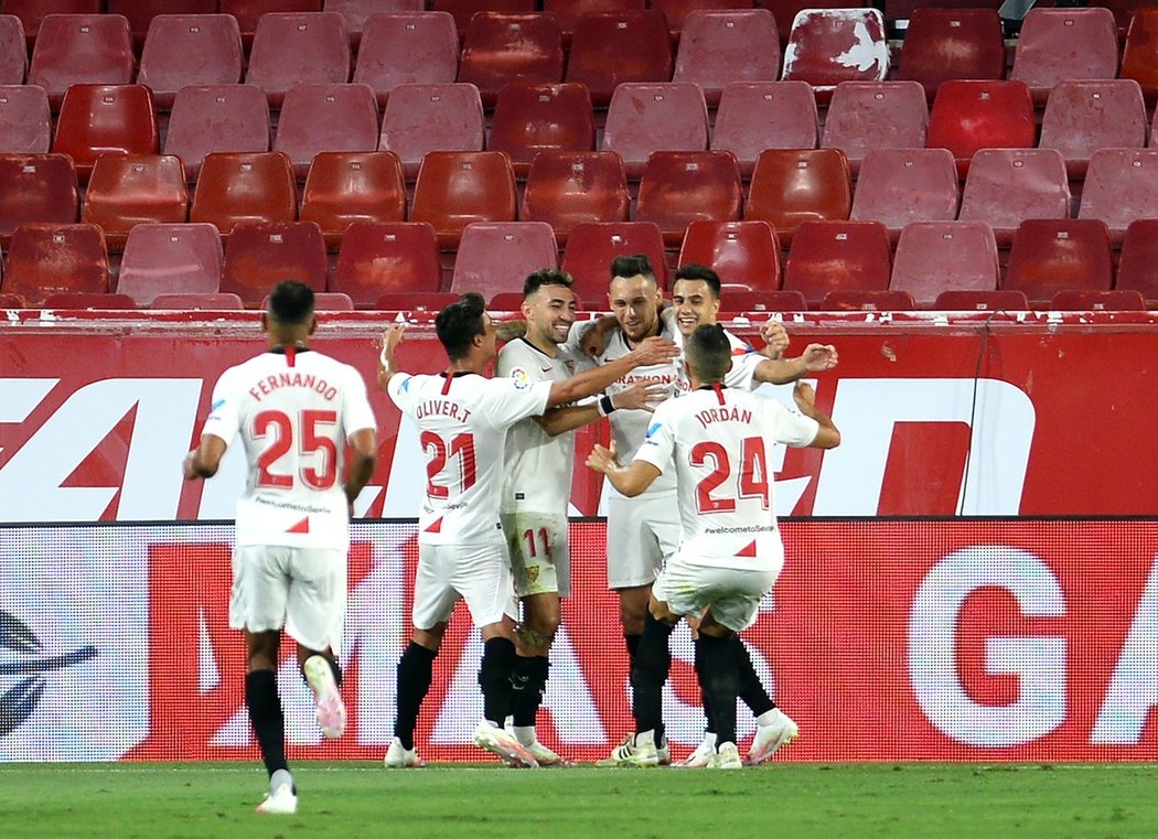 Fotbalisté Sevilly oslavují trefu Lucase Ocampose proti Mallorce