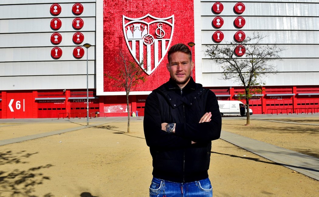 Tady je teď česká reprezentační jednička doma! Tomáš Vaclík ochotně pózuje před stadionem Sevilly