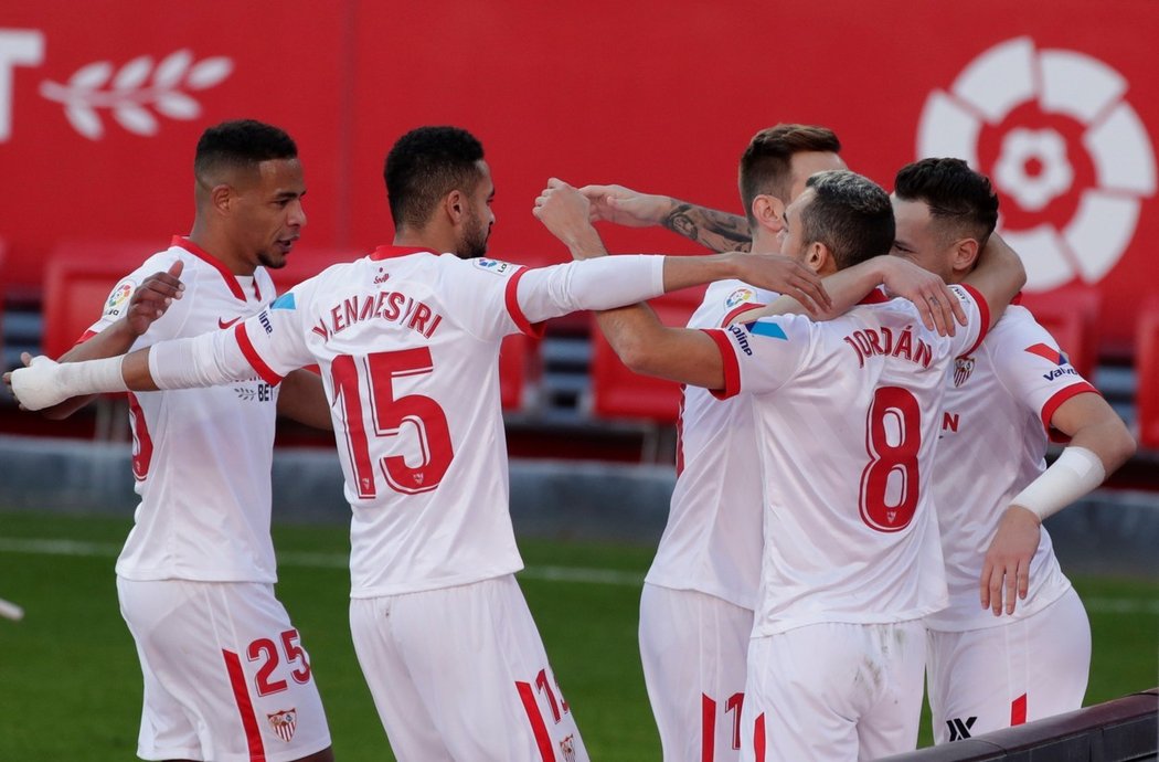 Fotbalisté Sevilly se radují ze vstřelené branky do sítě Villarrealu