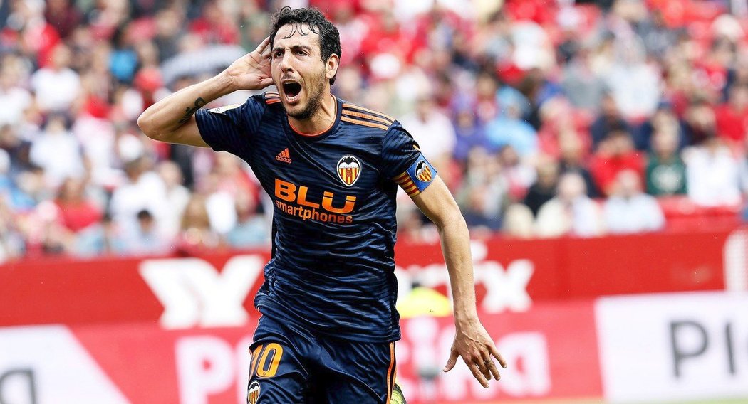 Daniel Parejo z Valencie oslavuje svůj gól z penalty proti Seville