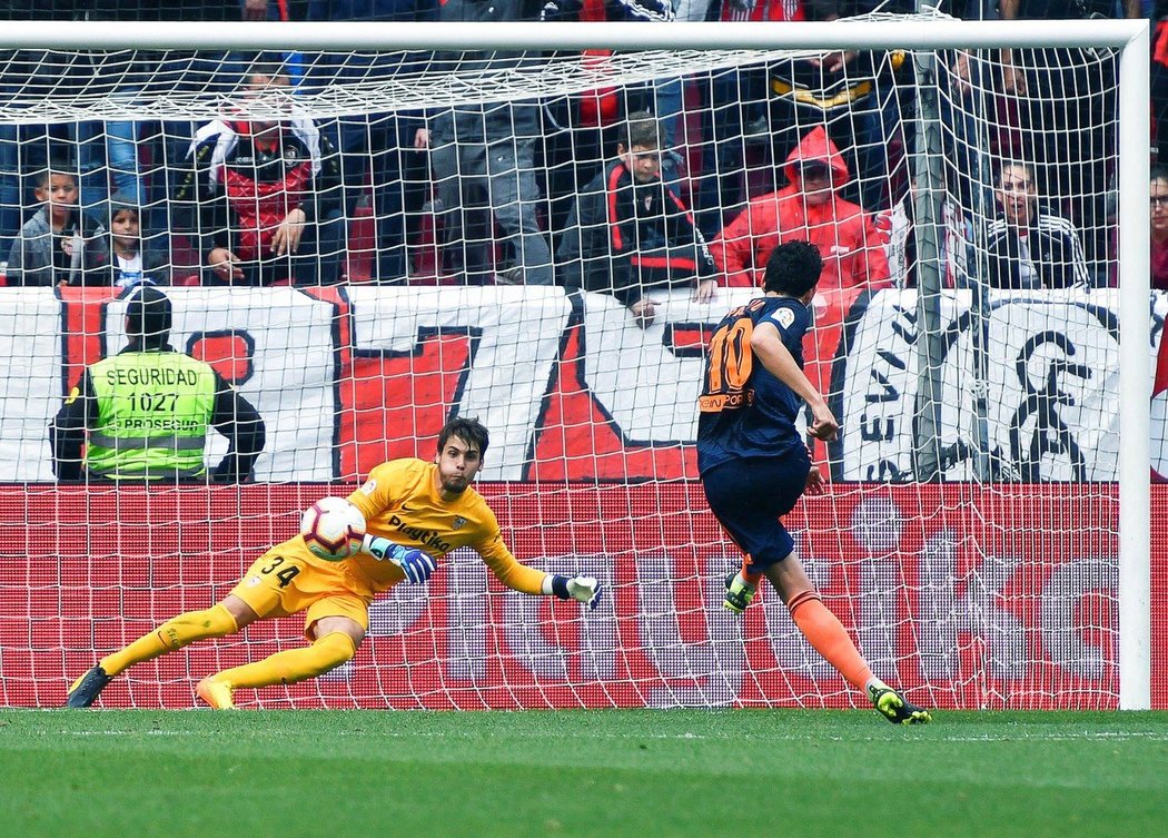 Daniel Parejo proměňuje penaltu proti Seville