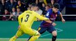 Barcelonský Luis Suárez se snaží obejí Alvara z Villarrealu