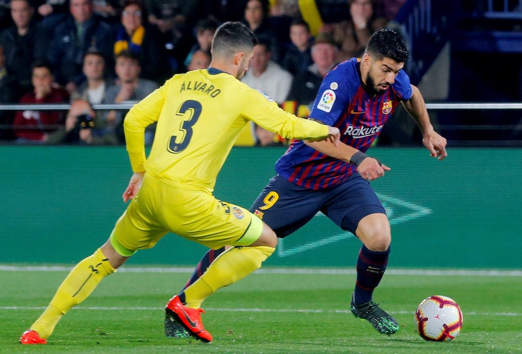 Barcelonský Luis Suárez se snaží obejí Alvara z Villarrealu