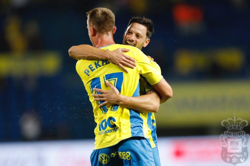 Radující se fotbalisté Las Palmas, zády český útočník Tomáš Pekhart