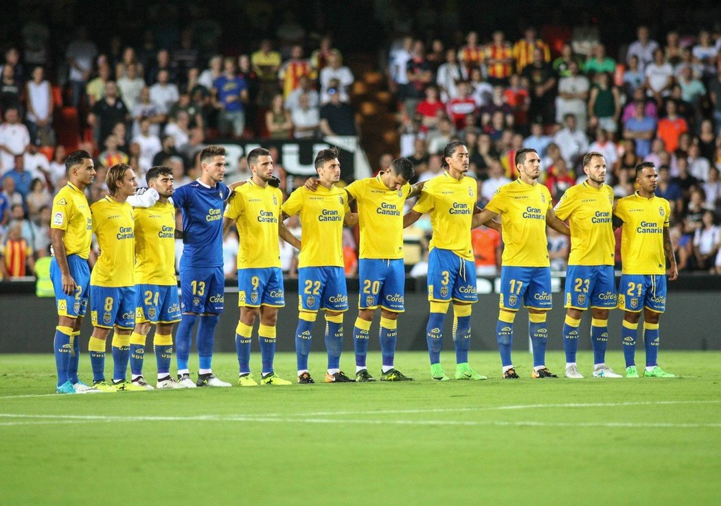 Před zápasem oba týmy uctily minutou ticha oběti teroristického útoku v Barceloně