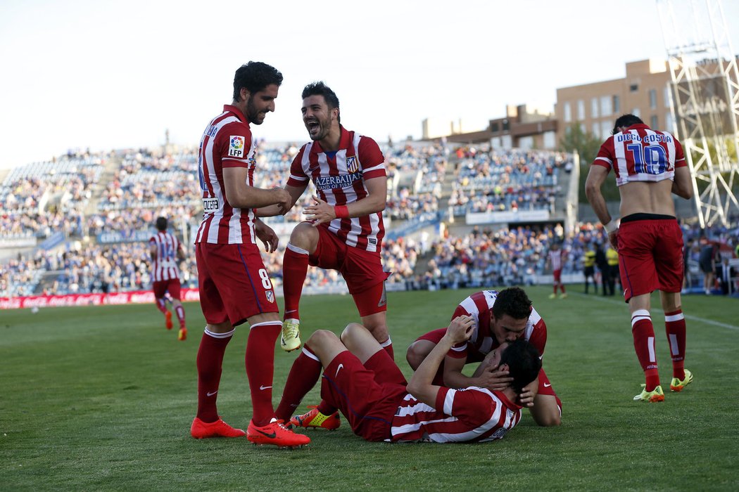Fotbalisté Atlética Madrid jsou po výhře 2:0 v zápase 33. kola španělské ligy v Getafe na prvním místě tabulky o tři body před Realem.