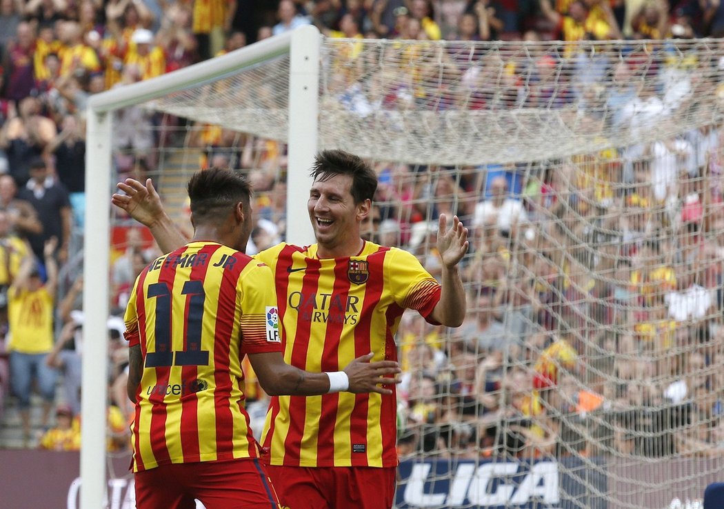Brazilec Neymar slaví s Argentincem Lionelem Messim vítězství Barcelony na půdě Bilbaa v utkání španělské ligy.