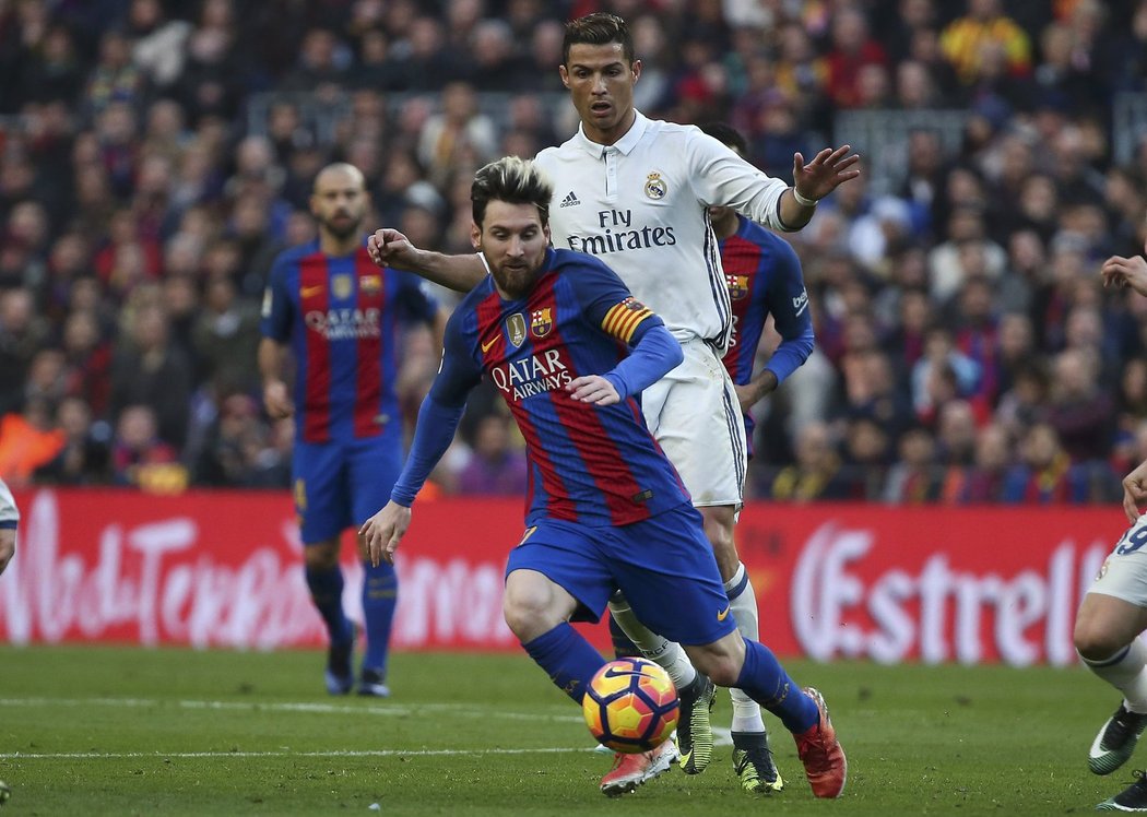 Dvě největší hvězdy šlágru španělské ligy. Leo Messi v dresu Barcelony a Cristiano Ronaldo v bílém triku Realu Madrid.