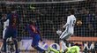 Míč je za zády brankáře Realu Madrid, Barcelona vede 1:0. Střelcem branky byl Luis Suárez.