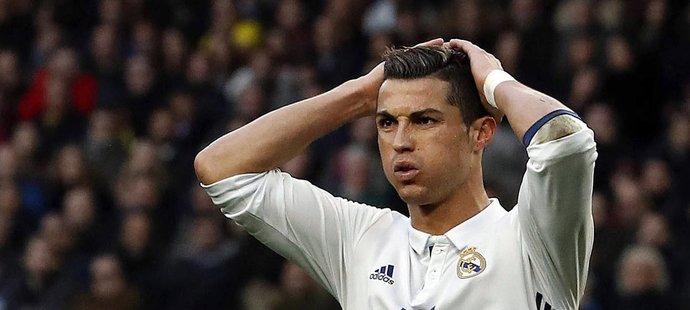 To snad ne! Hvězdný Cristiano Ronaldo se drží za hlavu. Bílý balet dostal gól od Barcelony.
