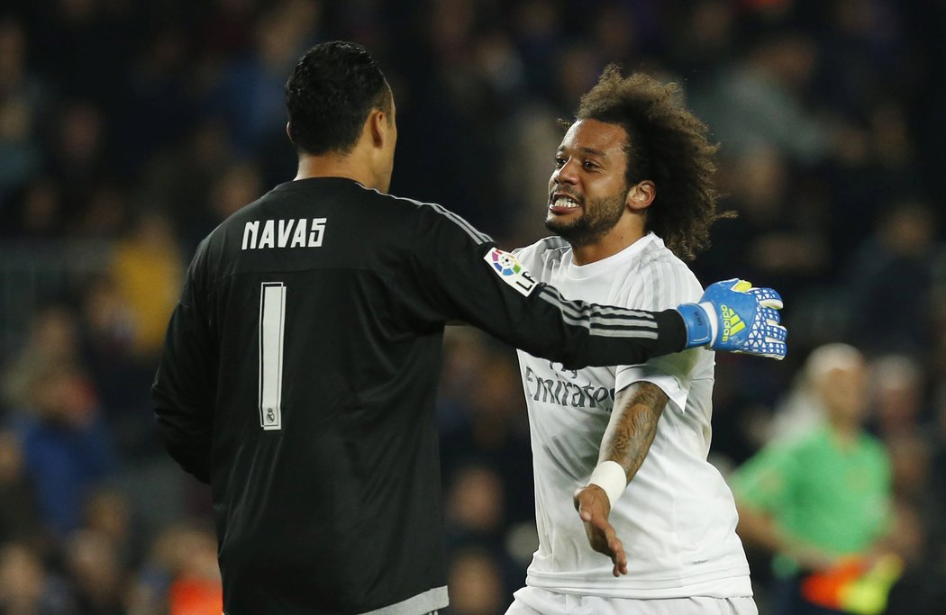 Marcelo z Realu Madrid oslavuje s brankářem Keylorem Navasem triumf na hřišti Barcelony. Na stadionu Camp Nou se nevyhrává každý den.