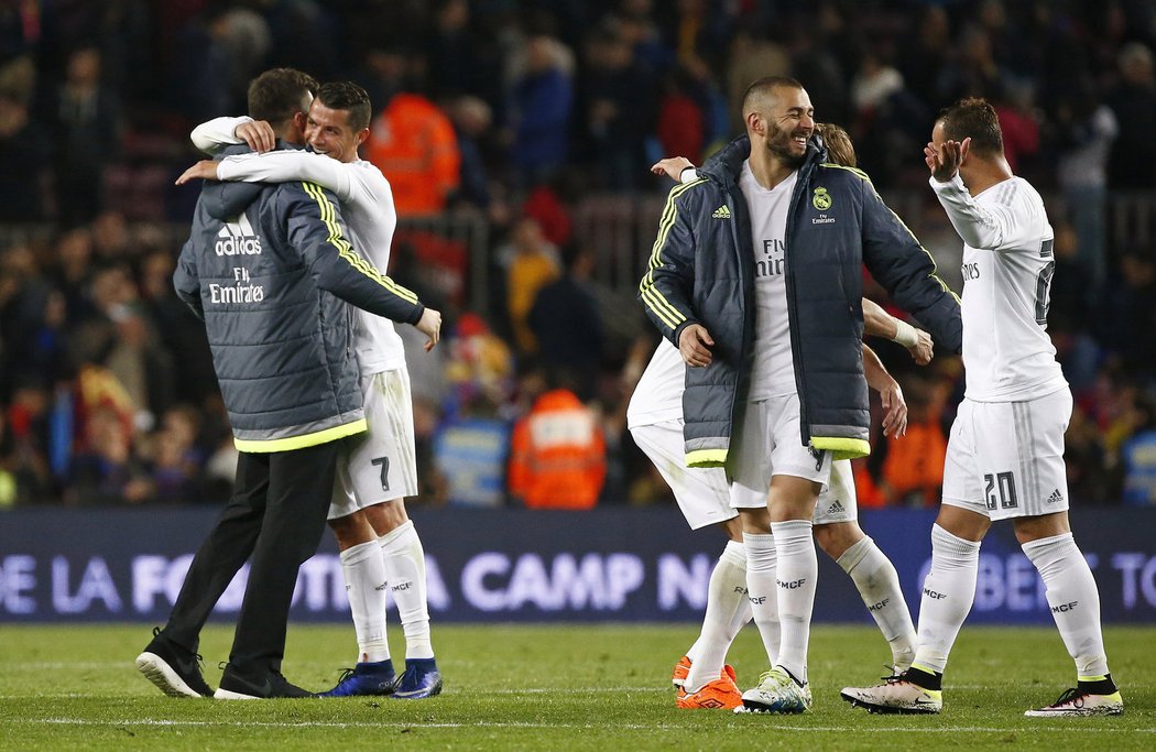 Sezona není úplně povedená, ale výhra na stadionu Camp Nou se počítá. Real Madrid slaví, na hřišti Barcelony vyhrál 2:1.