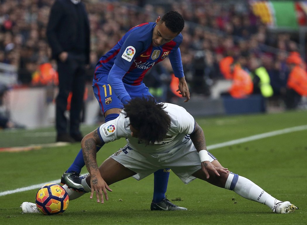 Marcelo z Realu Madrid si kryje míč před barcelonským Neymarem ve šlágru španělské ligy.