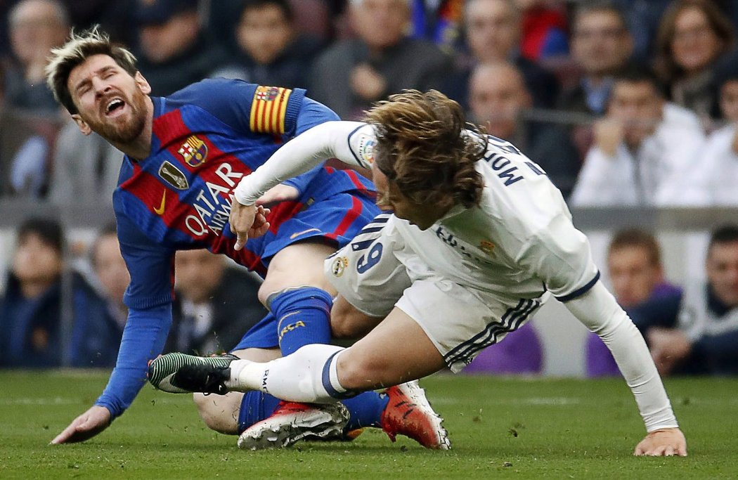 Argentinec Leo Messi v dresu Barcelony bojuje o míč s chorvatským záložníkem Realu Madrid Lukou Modričem ve šlágru španělské ligy