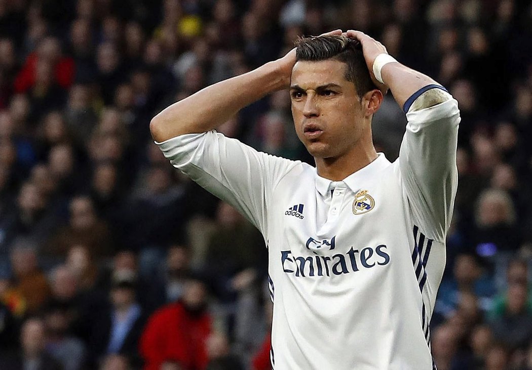 To snad ne! Hvězdný Cristiano Ronaldo se drží za hlavu. Bílý balet dostal gól od Barcelony.