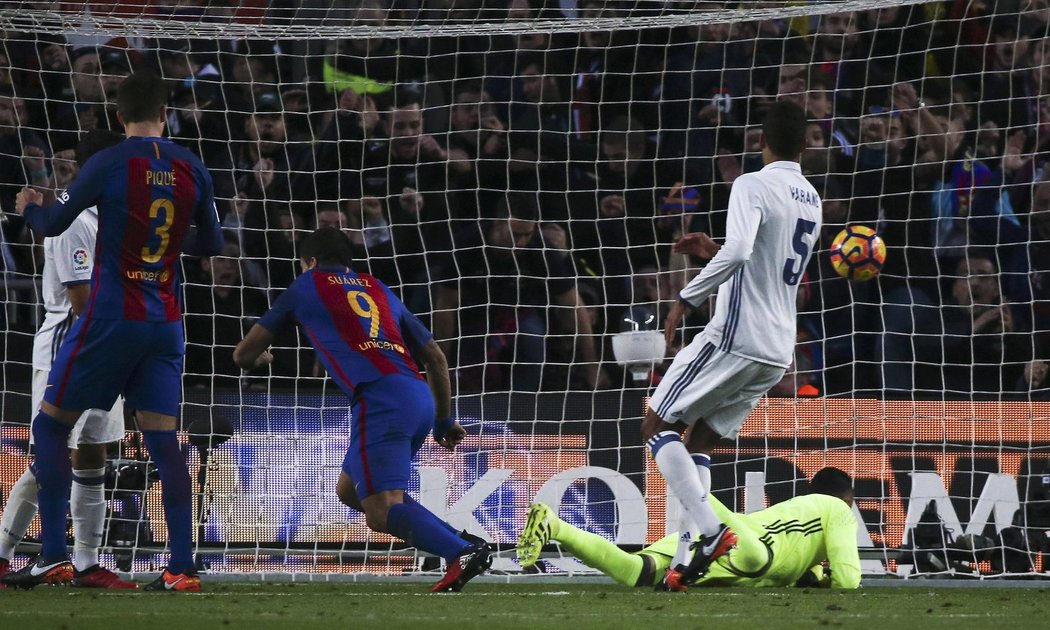 Míč je za zády brankáře Realu Madrid, Barcelona vede 1:0. Střelcem branky byl Luis Suárez.