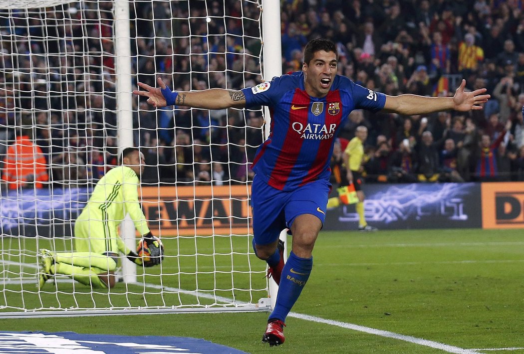 Luis Suárez slaví. Gólem poslal Barcelonu do vedení ve šlágru s Realem Madrid.