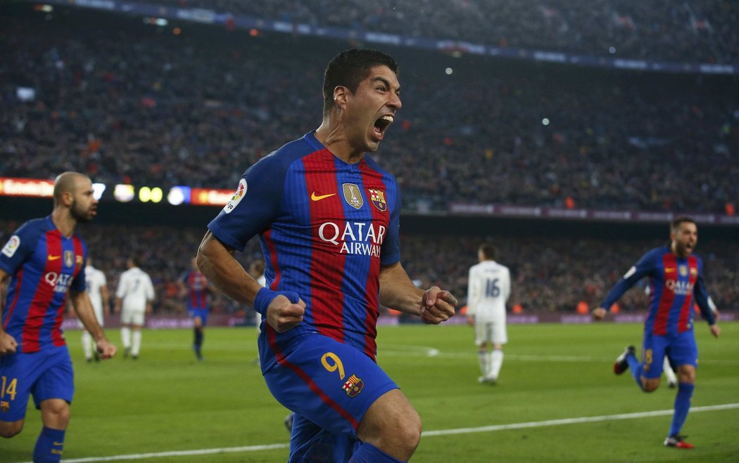 Útočník Luis Suárez slaví. Gólem poslal Barcelonu do vedení ve šlágru s Realem Madrid.