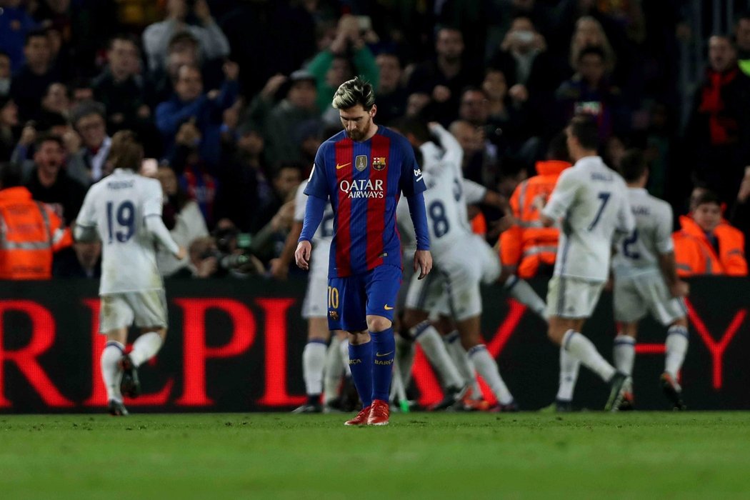 Zklamaná barcelonská hvězda Leo Messi. Real Madrid srovnal na koncli šlágru španělské ligy na 1:1.