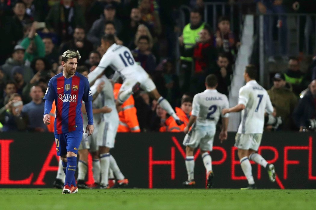 Real Madrid slaví vyrovnávací trefu na hřišti Barcelony. Zklamaný Leo Messi odchází, na tohle se dívat nechtěl, k výhře měl jeho tým blízko.