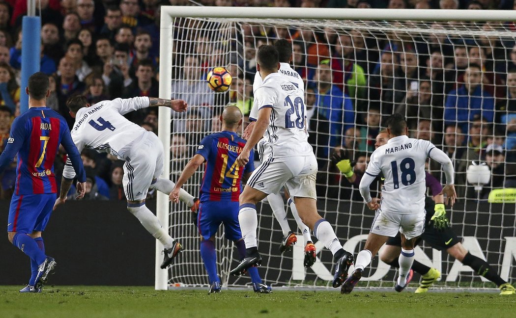 Sergio Ramos z Realu Madrid střílí branku do sítě Barcelony. Šlágr španělské ligy skončil nerozhodně 1:1.