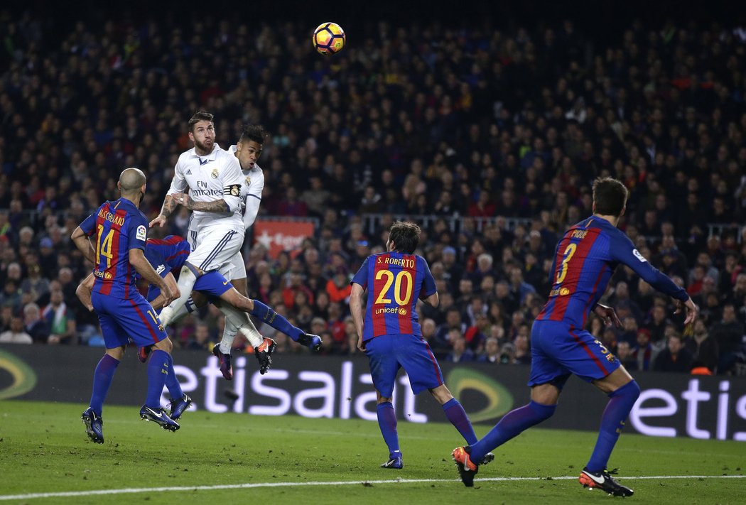 Sergio Ramos připravil Barcelonu o vítězství ve šlágru španělské ligy. Real Madrid si odvezl bod za remízu 1:1.