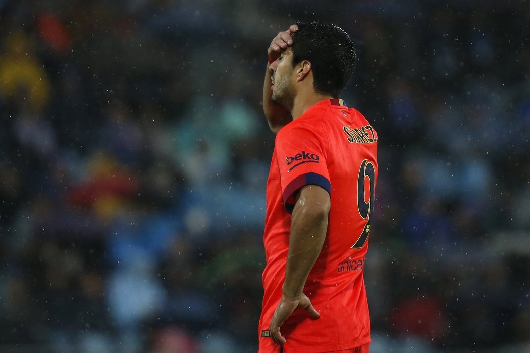 Uruguayský snajpr Suárez nevěří tomu, že Barcelona nevyhrála ligový zápas na půdě Getafe. Jenže nakonec mohl být favorit rád za remízu.