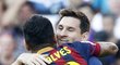 Mezi střekci v barcelonském dresu nechyběl ani Lionel Messi, kterému gratuluje Dani Alves