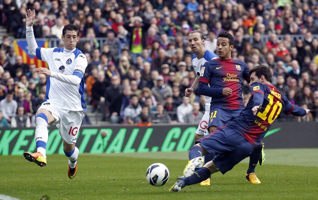 Lionel Messi pálí na branku Getafe v zápase španělské ligy, Barca vyhrála vysoko 6:1