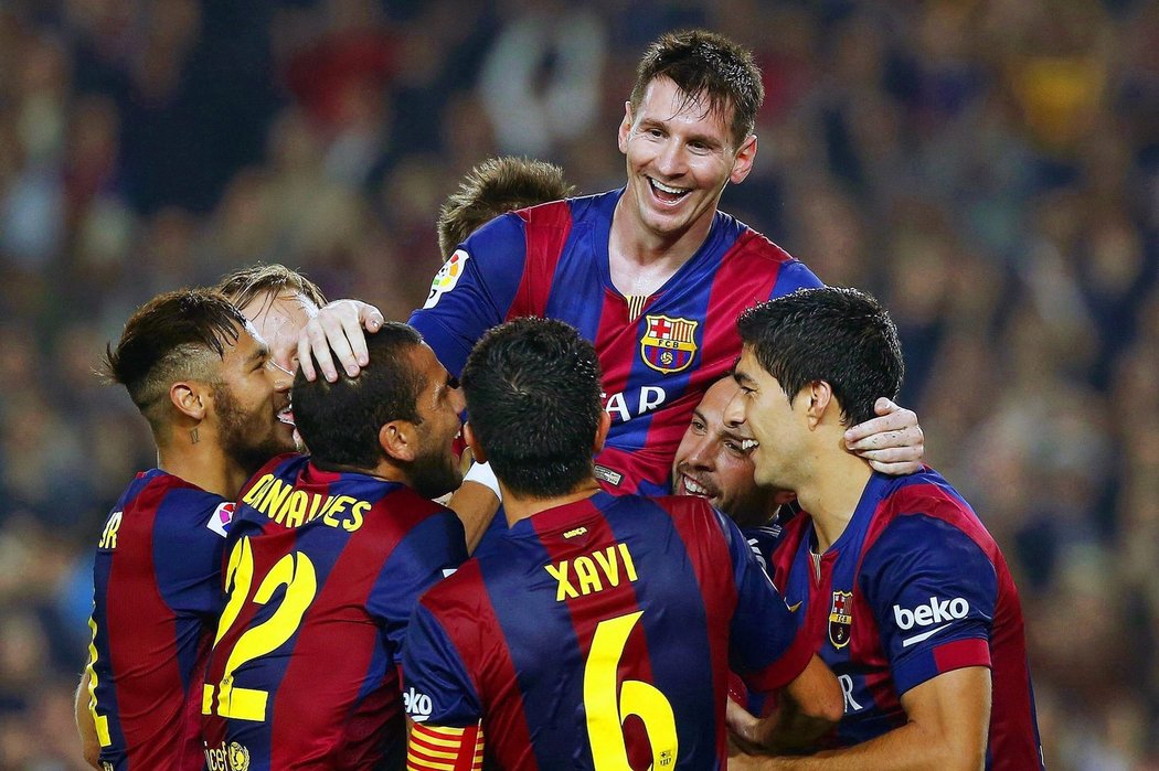 Útočník Barcelony Lionel Messi dal hattrick Seville a s 253 brankami se stal novým držitelem rekordu španělské ligy, jehož majitelem byl od roku 1955 Telmo Zarra. Hvězdný Argentinec skončil na ramenou spoluhráčů.