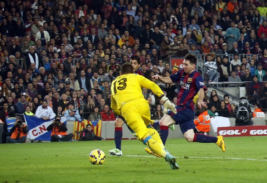 Útočník Barcelony Lionel Messi dal hattrick Seville a s 253 brankami se stal novým držitelem rekordu španělské ligy, jehož majitelem byl od roku 1955 Telmo Zarra.