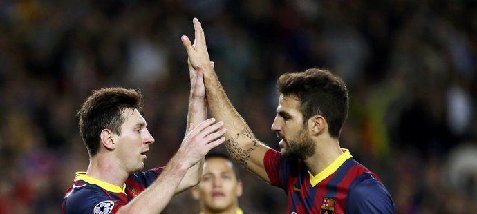 Messi s Fábregasem se radují z branky do sítě AC Milán