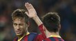 Neymar spiklenecky mrká na svého parťáka Lionela Messiho v utkání Barcelony s AC Milán