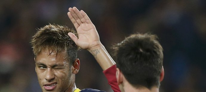Neymar spiklenecky mrká na svého parťáka Lionela Messiho v utkání Barcelony s AC Milán