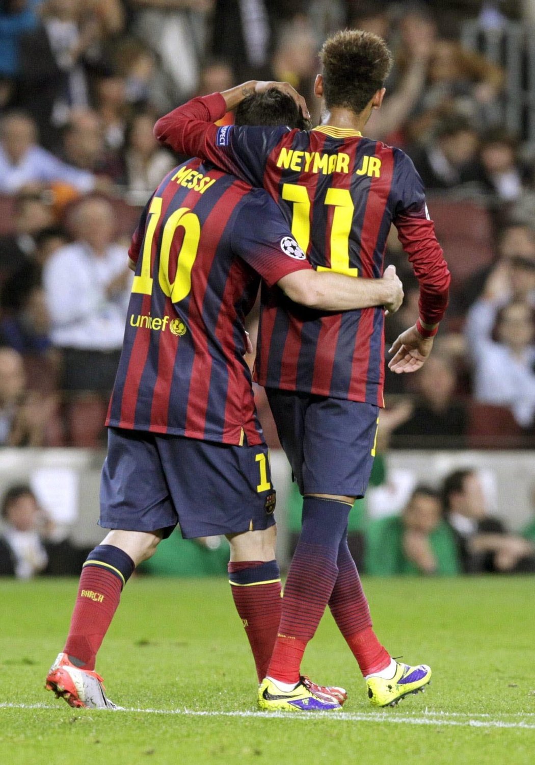 Hvězdná dvojice. Po zákroku na Neymara se pískala penalta, Messi ji proti AC Milán s přehledem proměnil