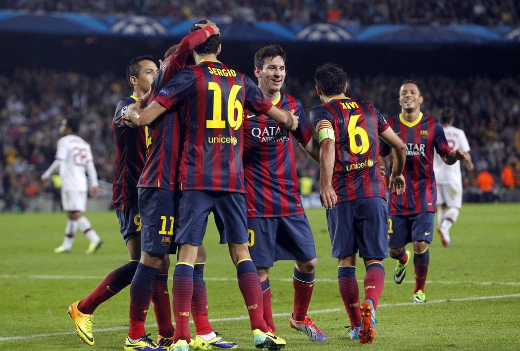 Hráči Barcelony slaví jednu z branek do sítě AC Milán v domácím utkání Ligy mistrů