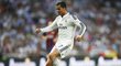 Cristiano Ronaldo je hlavní hvězdou Realu a znát to bylo i během El Clásika. Zápas byl hodně vyhecovaný a Barcelonští si myslí, že měl být CR7 vyloučený. Tenhle Portugalec hodně ran schytá, ale i rozdá.