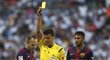 Sudí Gil Manzano ukazuje žlutý kartonek Iniestovi z Barcelony během El Clásika. Tým z Nou Campu si myslí, že na něj byl rozhodčí přísnější.