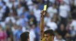 Sudí Gil Manzano ukazuje Messimu z Barcelony žlutou kartu během El Clásika. Real Madrid vyhrál 3:1 a hosté z Nou Campu cítili křivdu.